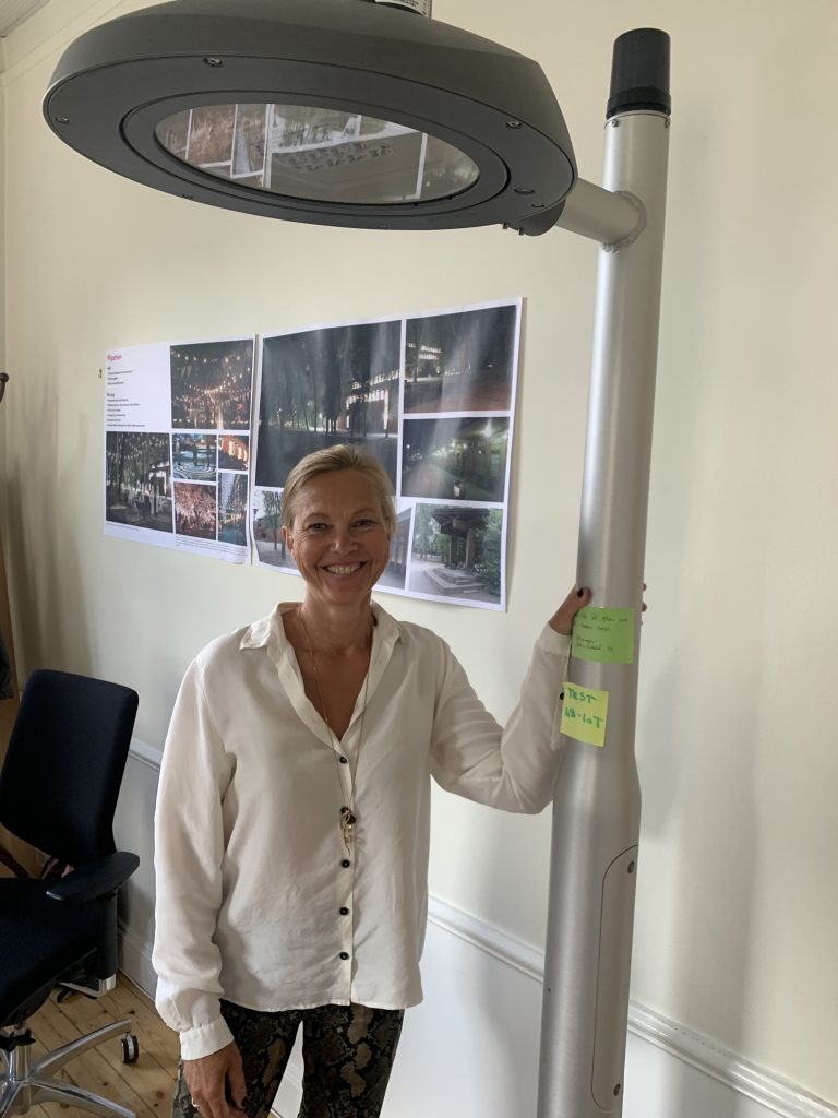 Maria Holm vid prototyp av framtidens lyktstolpe