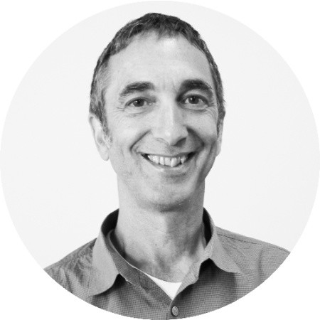 Kursledaren Rich Nadworny ler mot kameran.