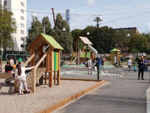 Klätterställningar i grönt och gult i park i Bredäng.