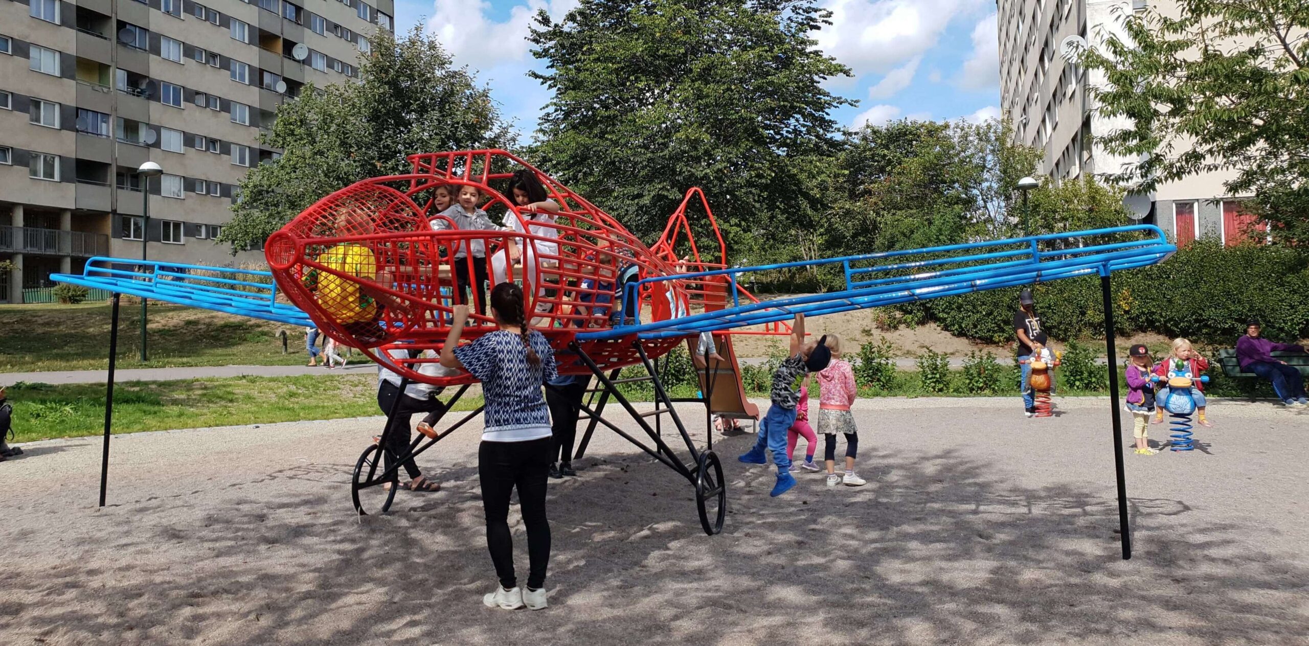 20180825_140845 copy 2 En röd klätterställning i form av ett flygplan, som gett Flygplansparken i Bredäng sitt smeknamn.