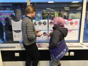 Ett barn ger sina förslag om aktiviteter i flygplansparken till en coach från Openlab.