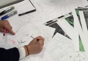 Landskapsarkitekt skissar på plan för flygplansparken/gröna stugans park.