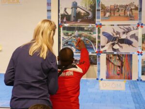 Ett barn berättar om sina idéer och drömmar om lekparken som ska byggas om.