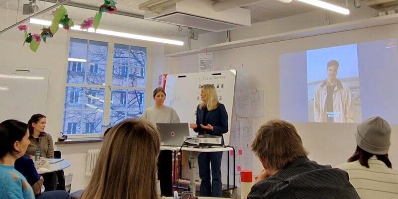 Två personer presenterar en verksamhets- och samhällsutmaning för studenter på Openlab.