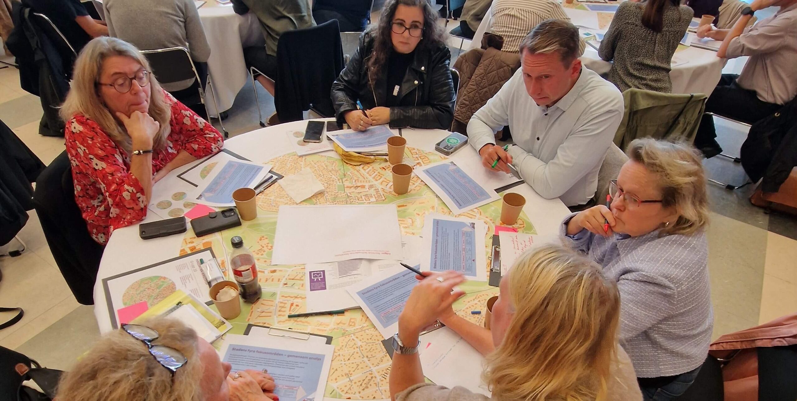 Sammanhållen stad 3 Deltagare runt ett bord vid seminariedagen Sammanhållen organisation för en sammanhållen stad